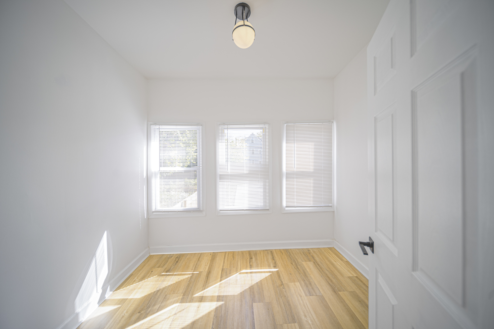 639 N Leamington Avenue Property Photo 9