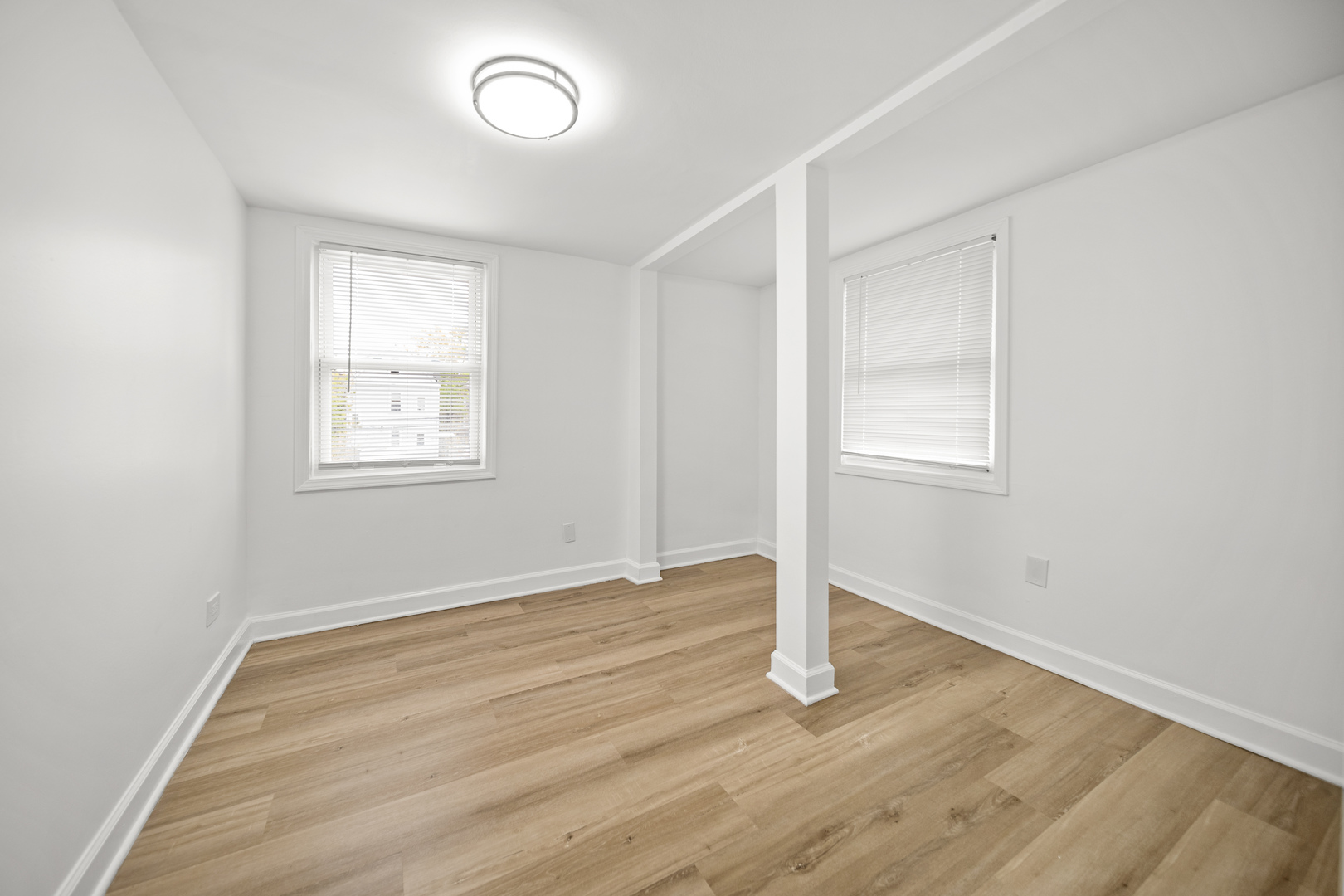 639 N Leamington Avenue Property Photo 32
