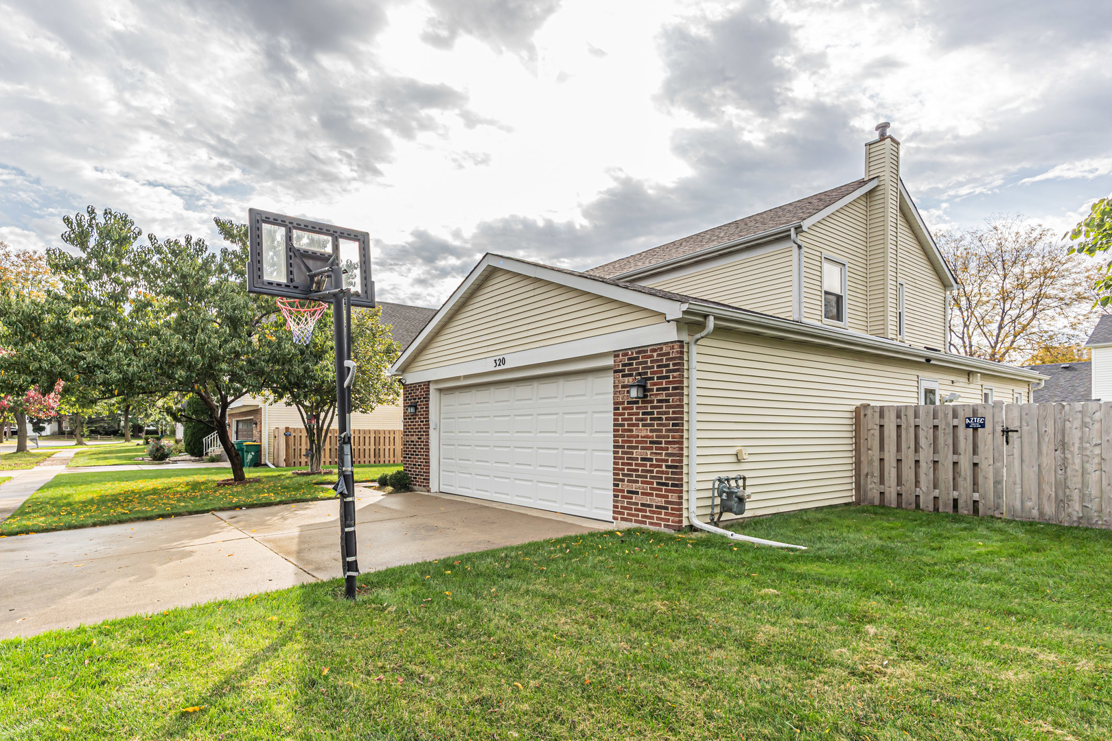 320 E Fox Hill Drive Property Photo 4