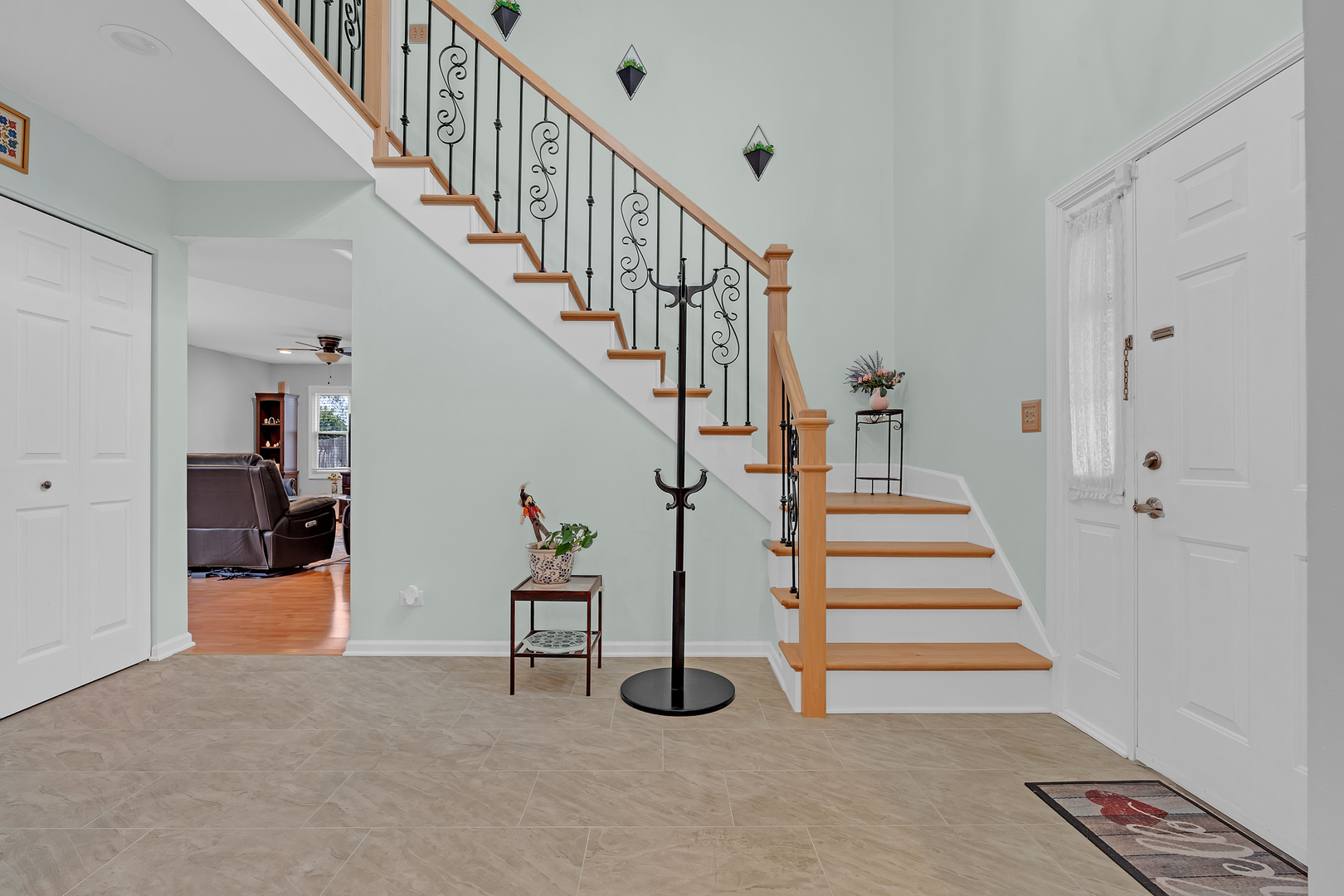 320 E Fox Hill Drive Property Photo 5