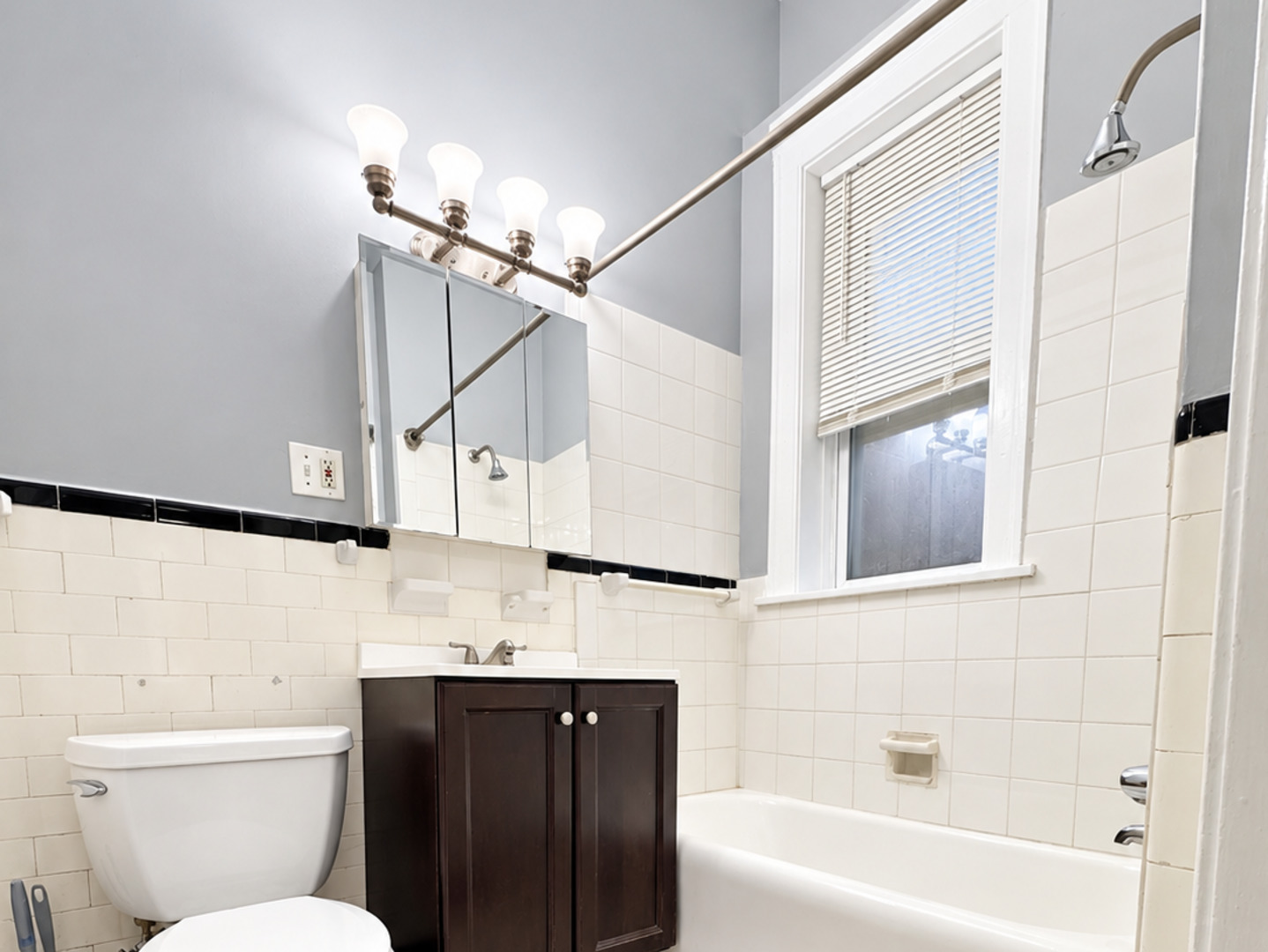 8012 S Essex Avenue 3s Property Photo 8