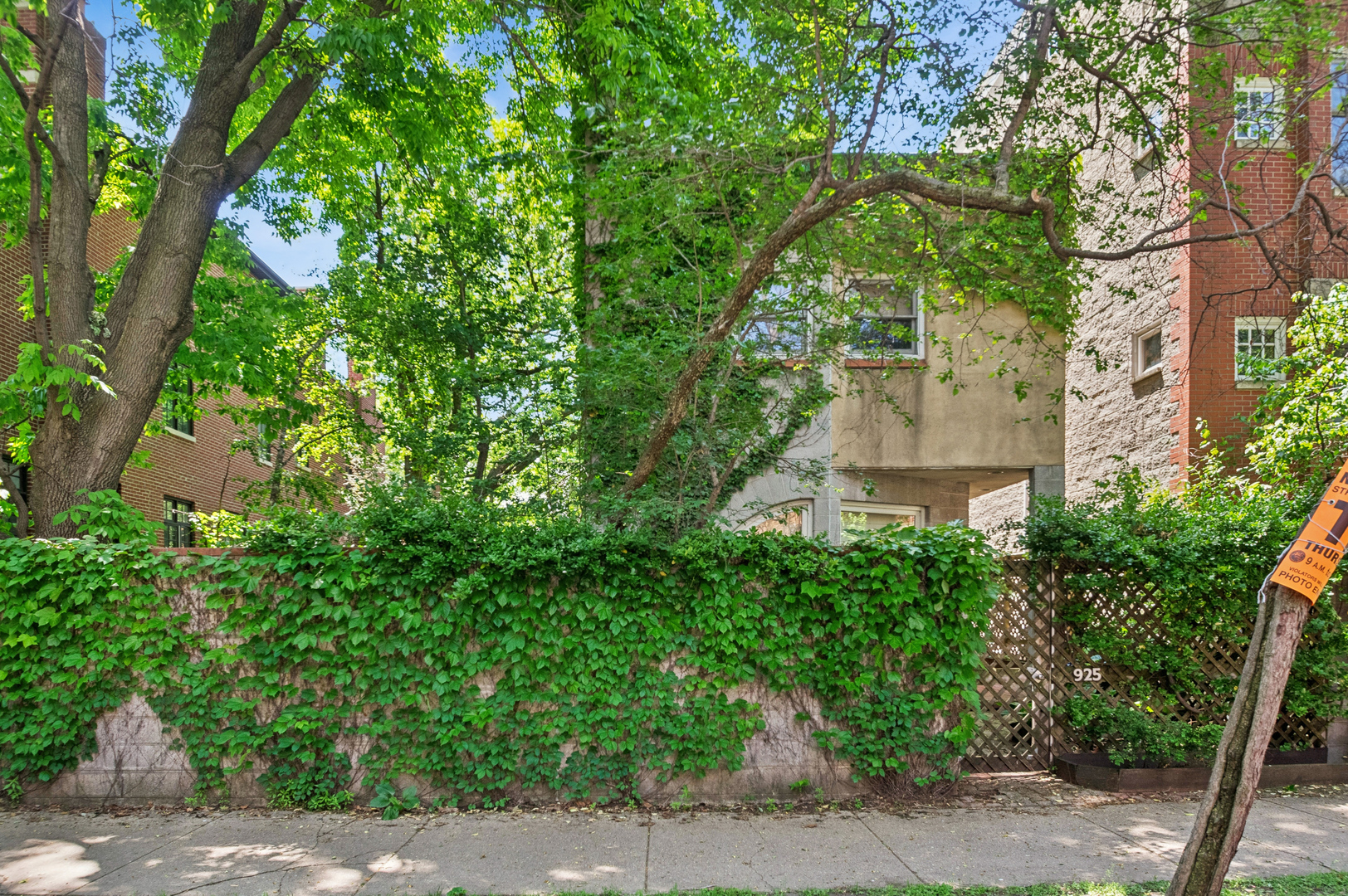 925 W Wolfram Street Property Photo 1