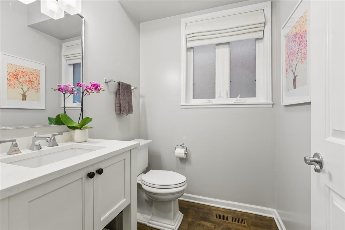 2332 W Dickens Avenue Property Photo 7