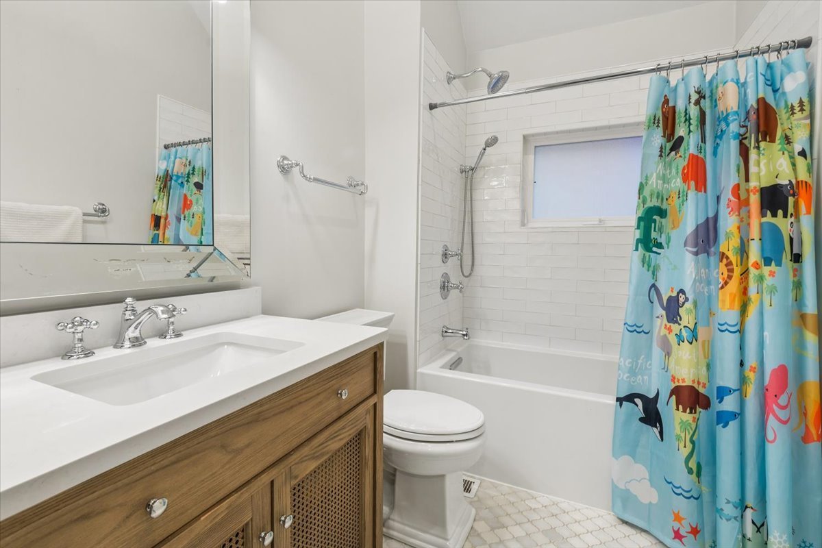 2332 W Dickens Avenue Property Photo 12