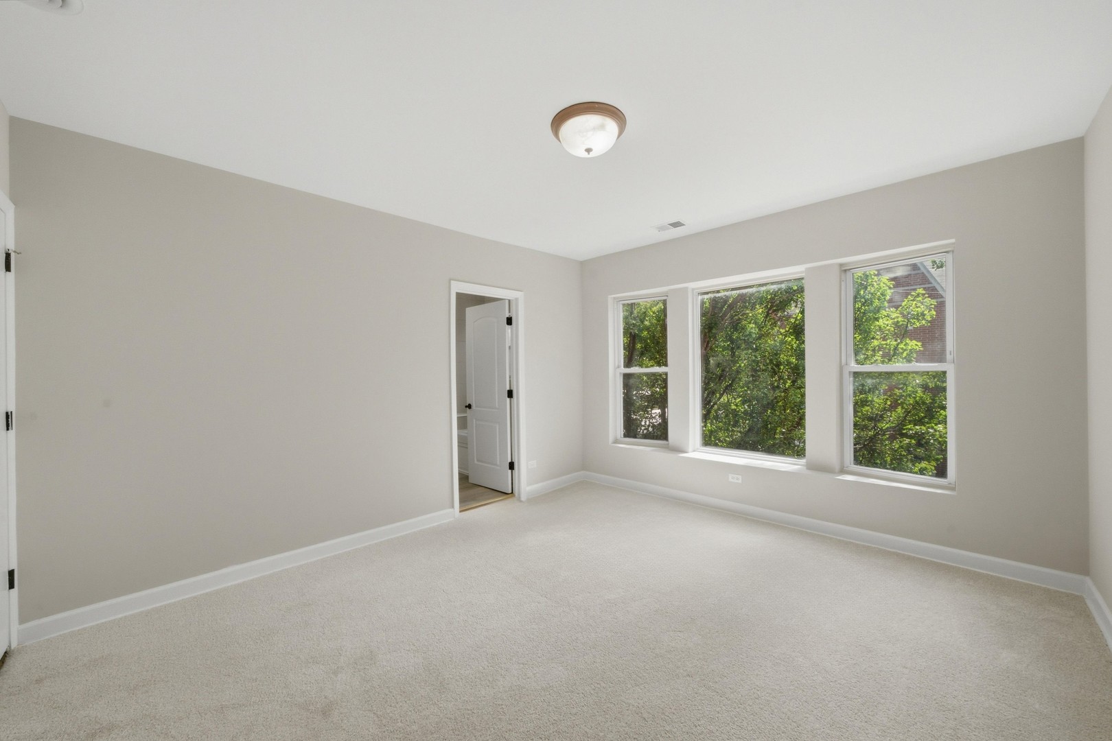 4858 S Indiana Avenue 204 Property Photo 2