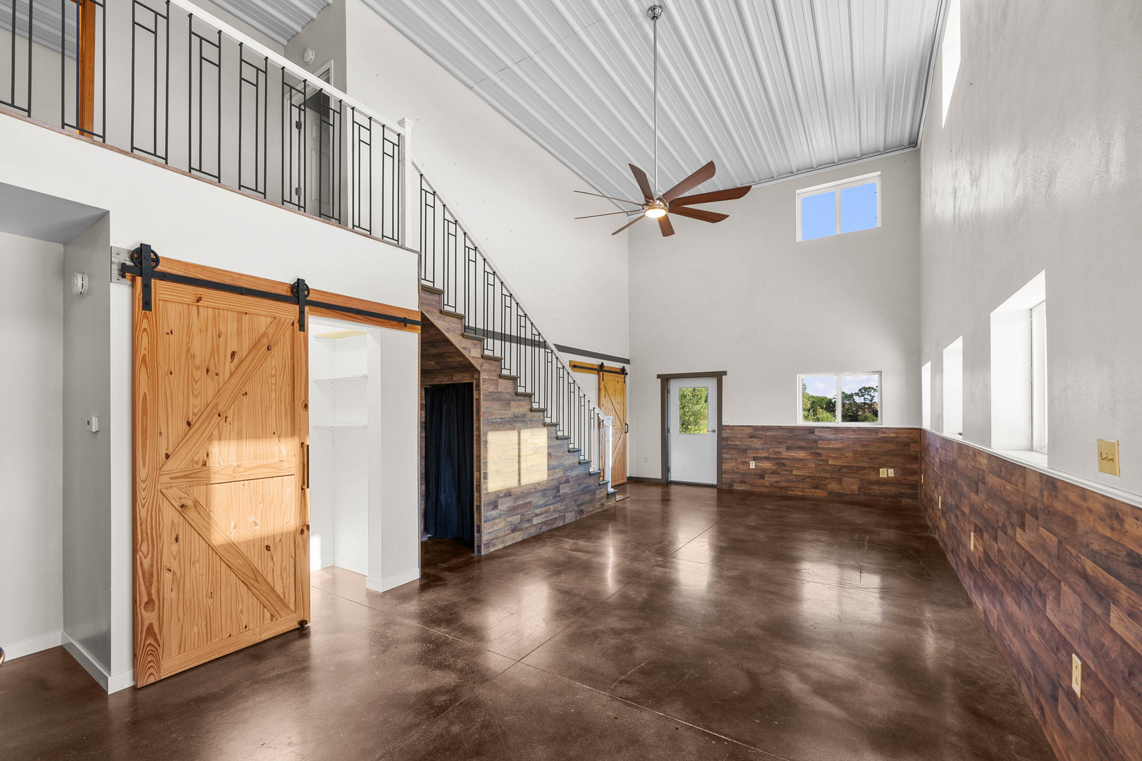 955 300th Street Property Photo 5