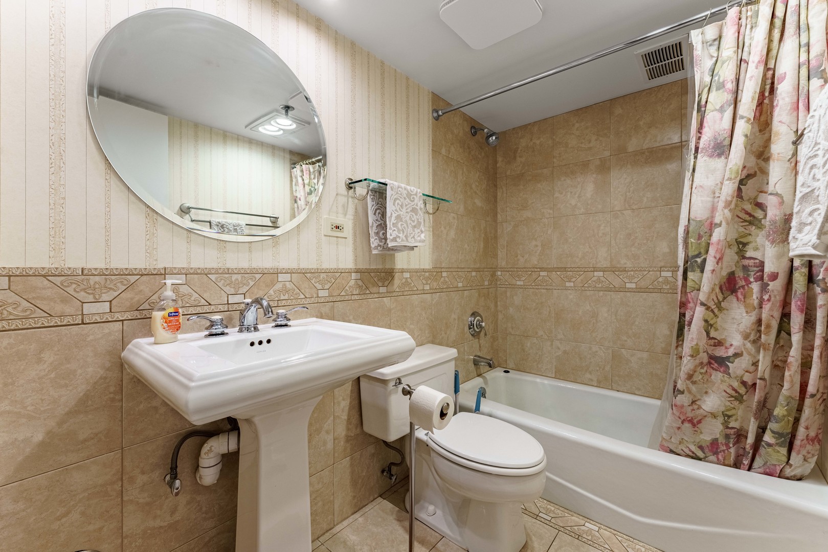 915 N York Street 404 Property Photo 22