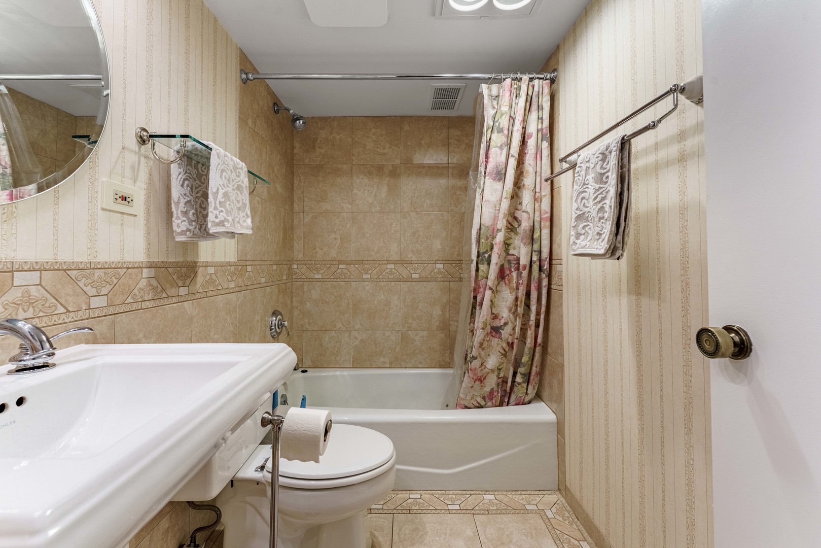 915 N York Street 404 Property Photo 23