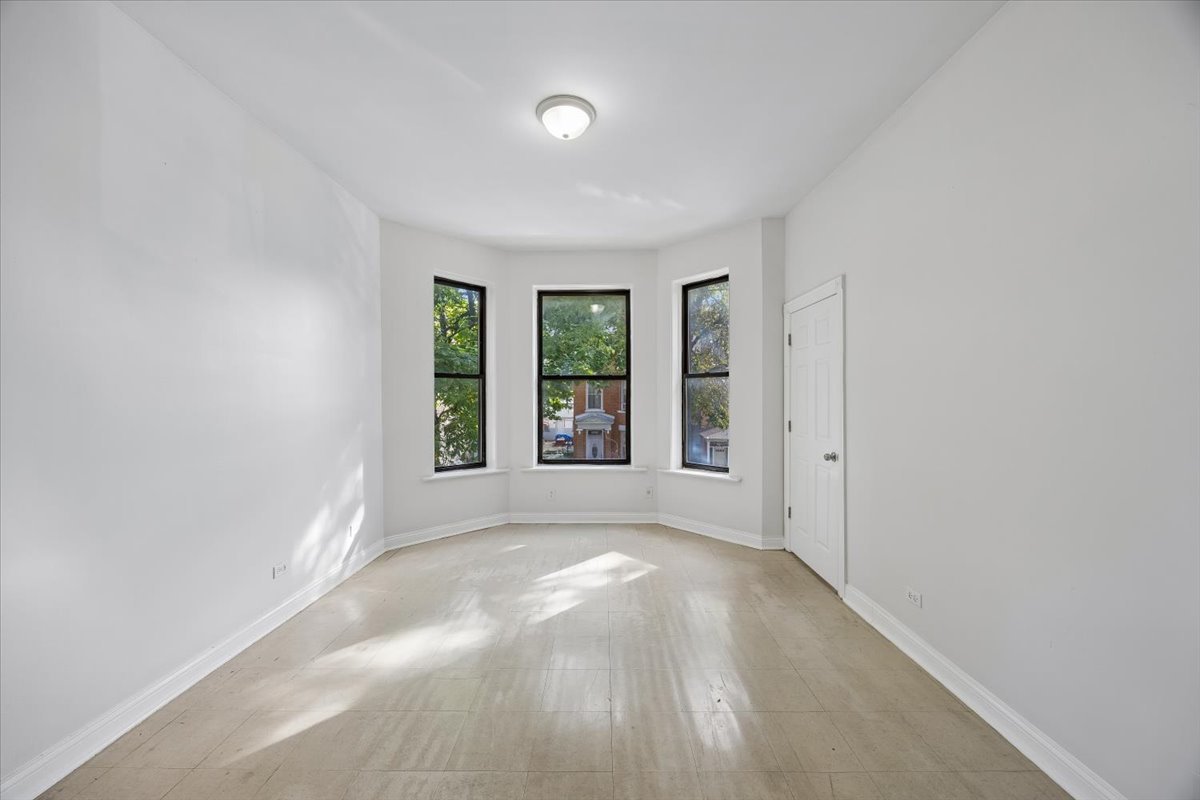 2706 S Saint Louis Avenue Property Photo 2