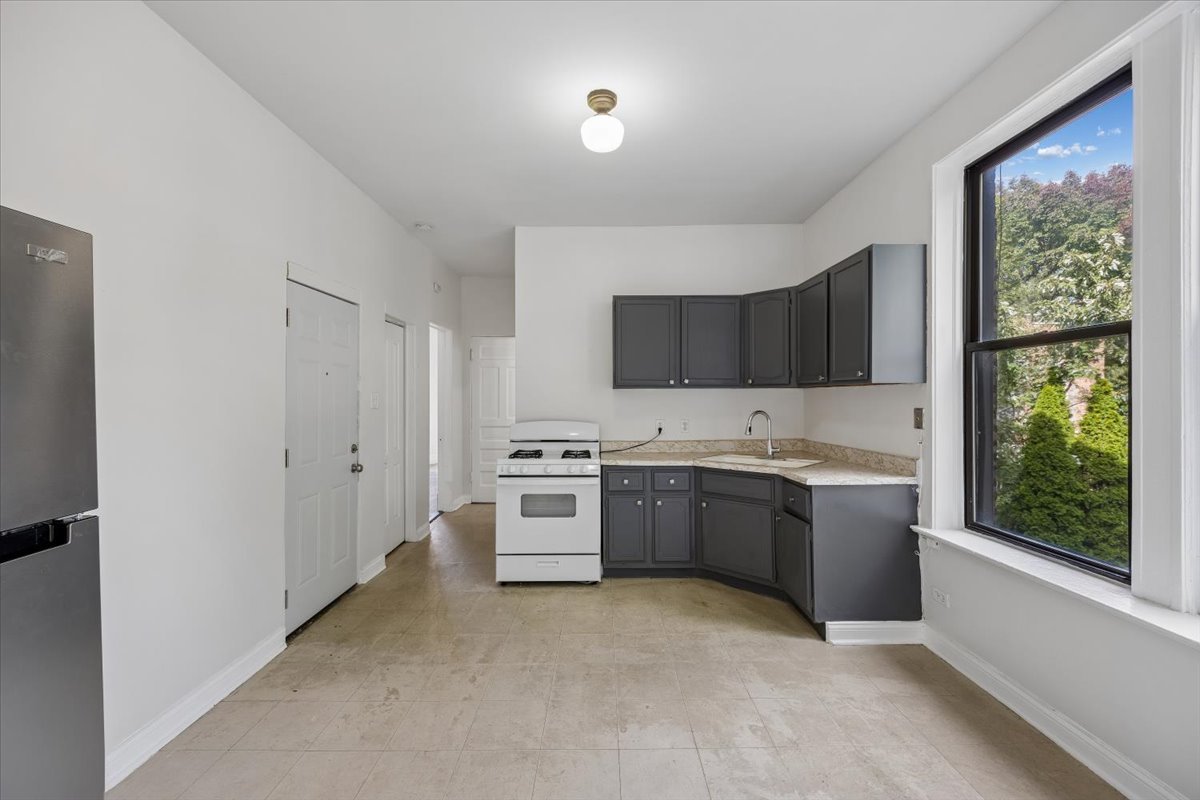 2706 S Saint Louis Avenue Property Photo 6