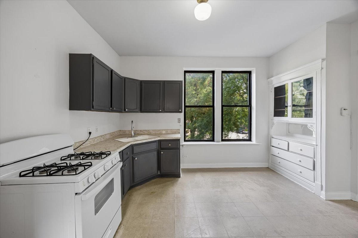 2706 S Saint Louis Avenue Property Photo 9