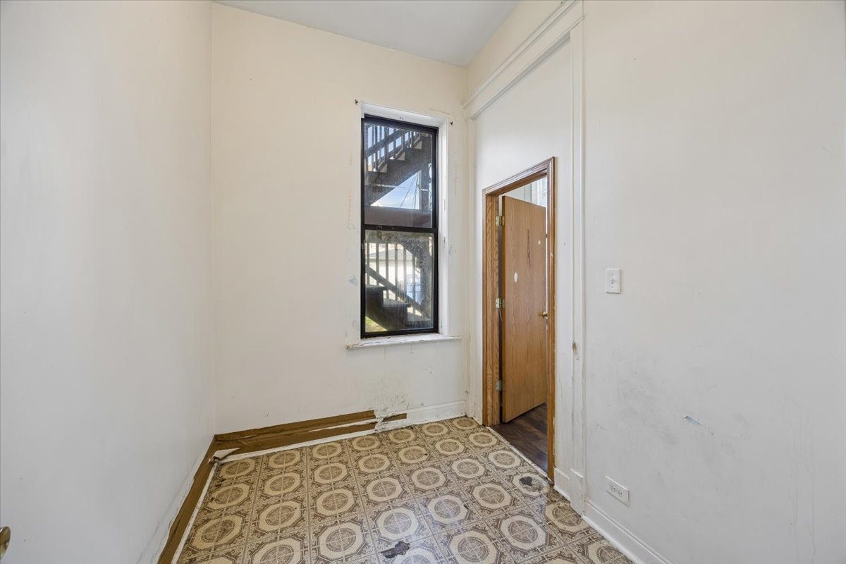 2706 S Saint Louis Avenue Property Photo 18