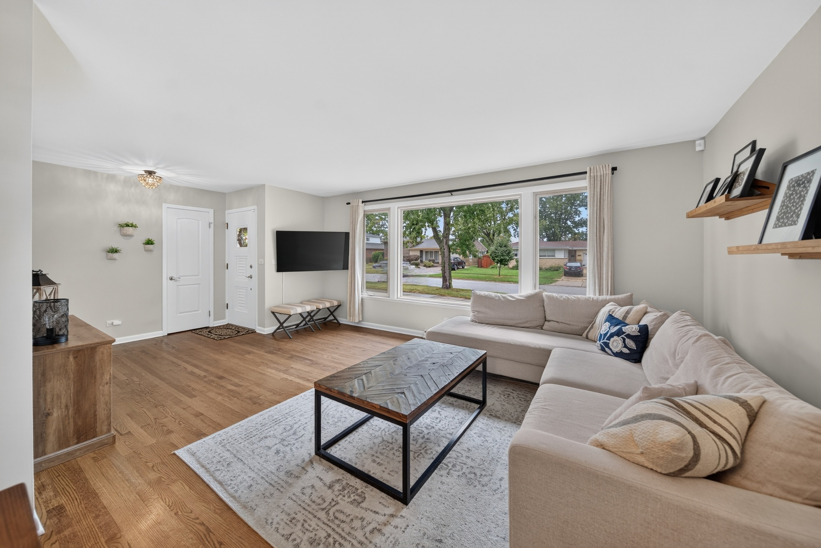 863 S Cedar Avenue Property Photo 4