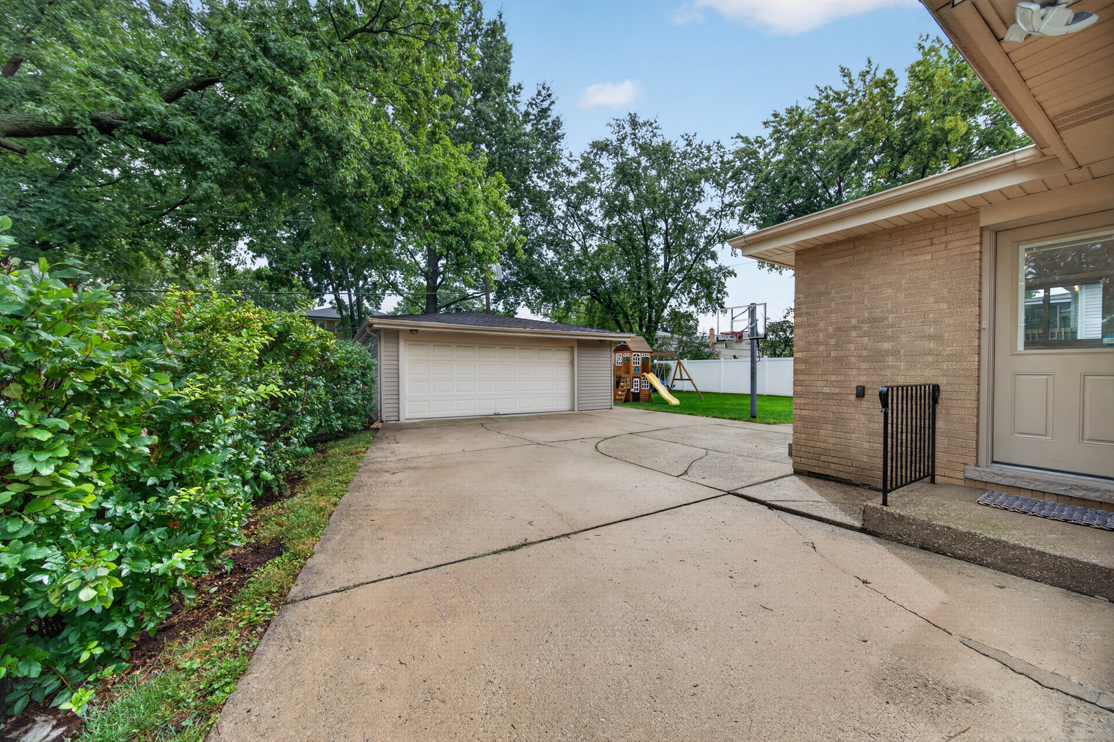 863 S Cedar Avenue Property Photo 24