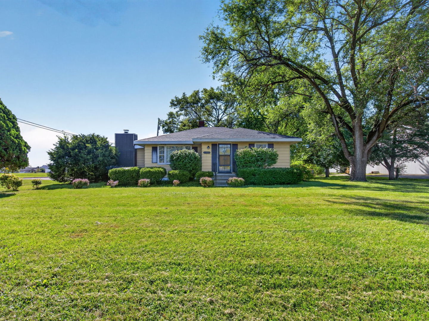 2485 E Division Street Property Photo 4