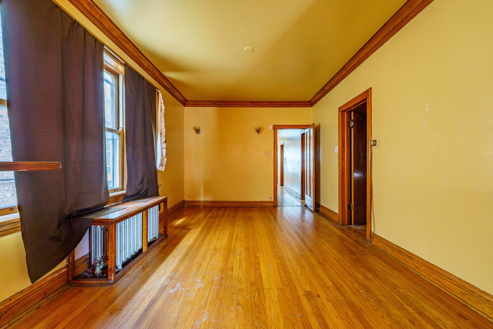 6734 S Maplewood Avenue Property Photo 4