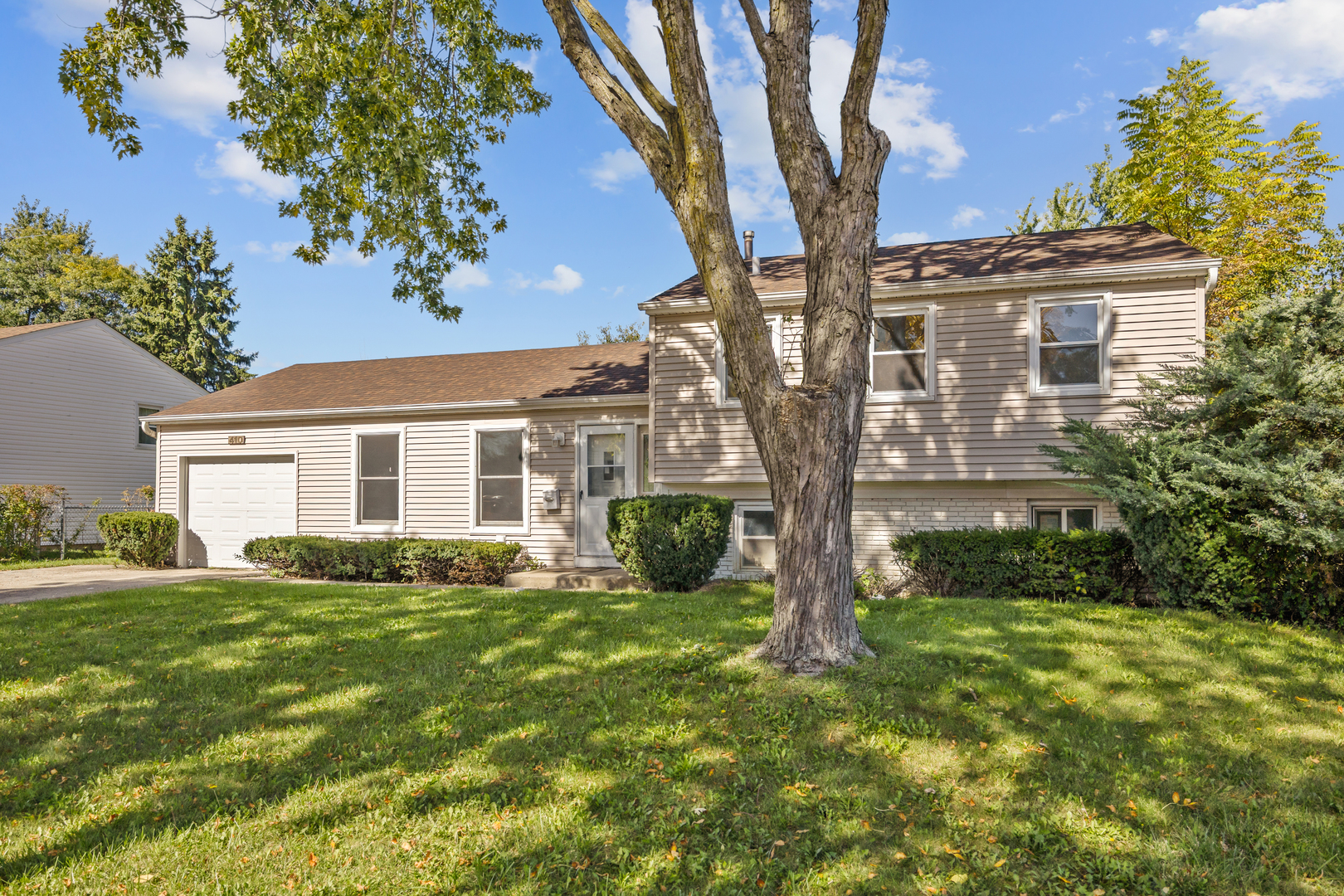 410 N Braintree Drive Property Photo 1