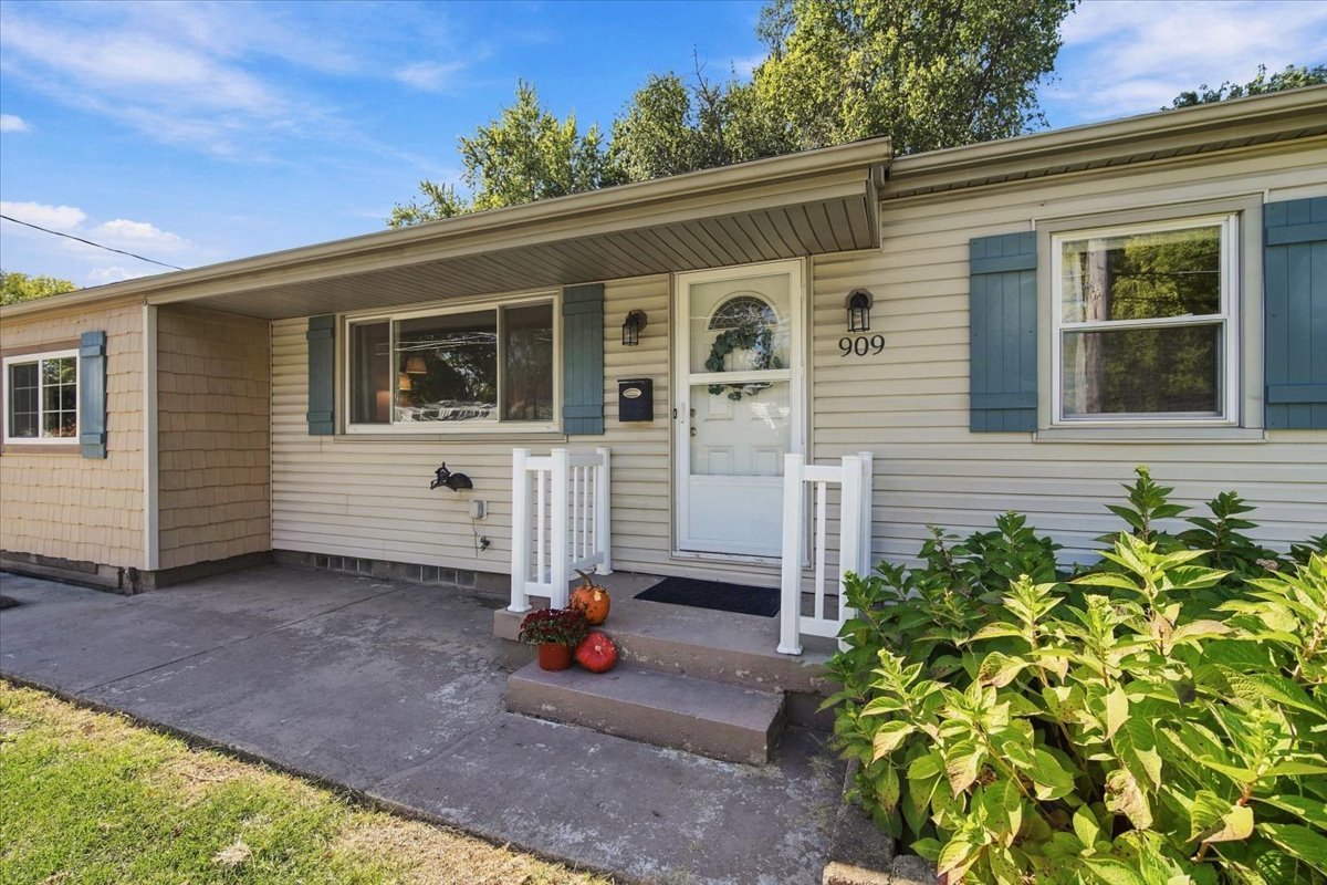 909 S Adelaide Street Property Photo 2