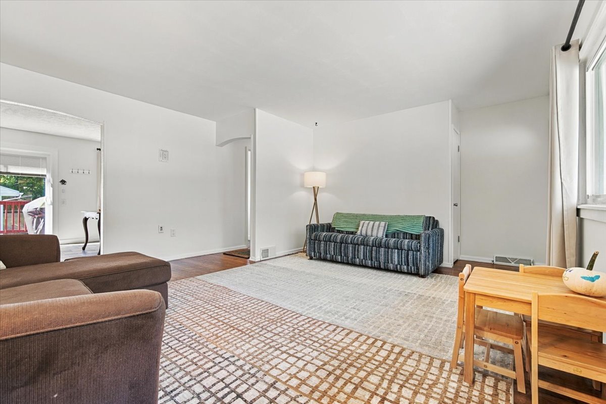 909 S Adelaide Street Property Photo 4