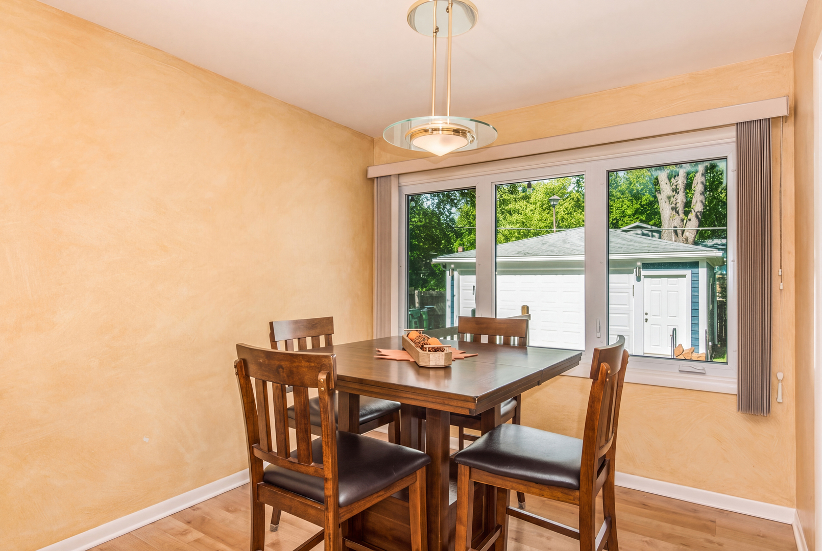 252 W Pleasant Hill Boulevard Property Photo 6
