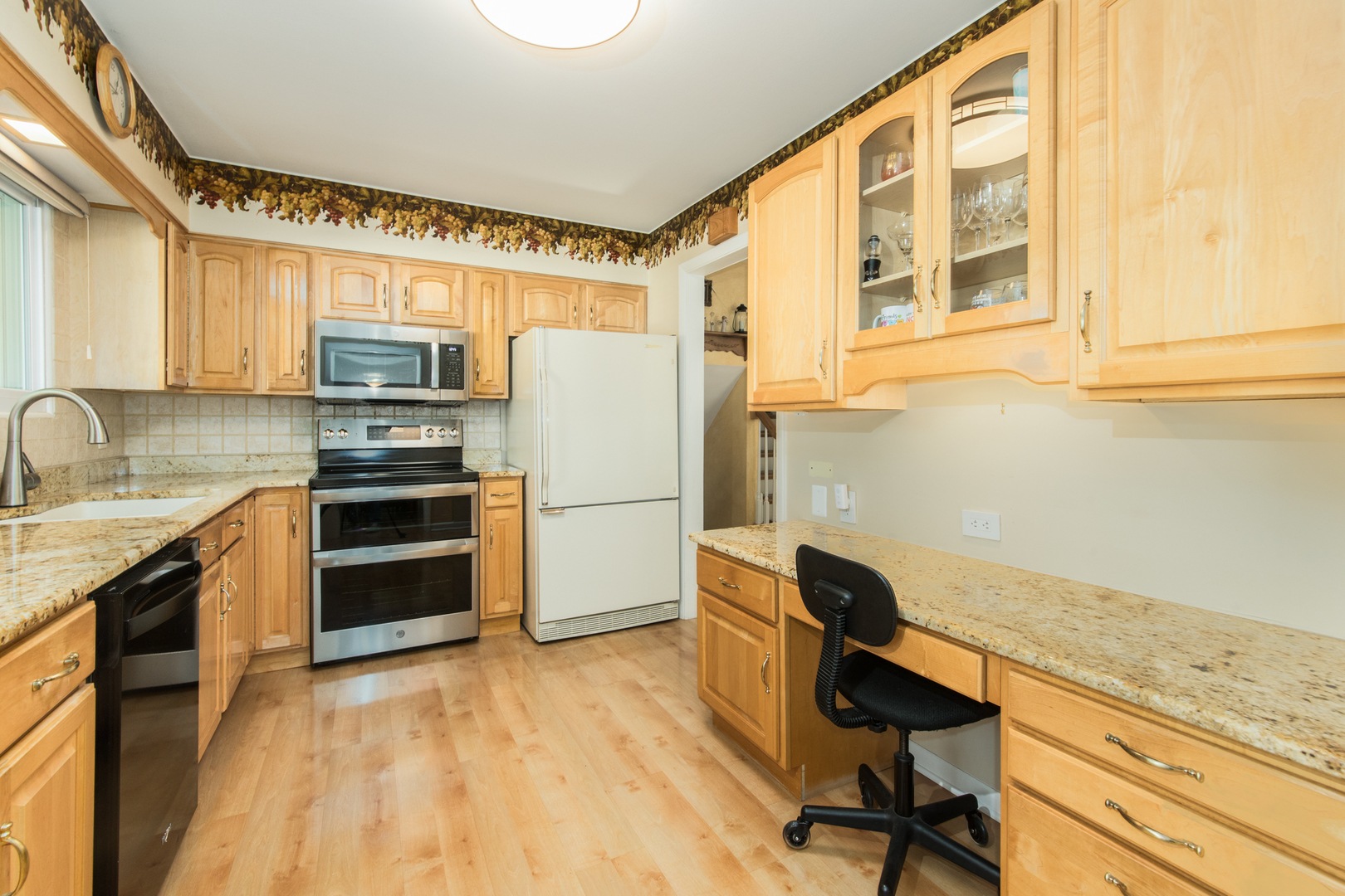 252 W Pleasant Hill Boulevard Property Photo 8
