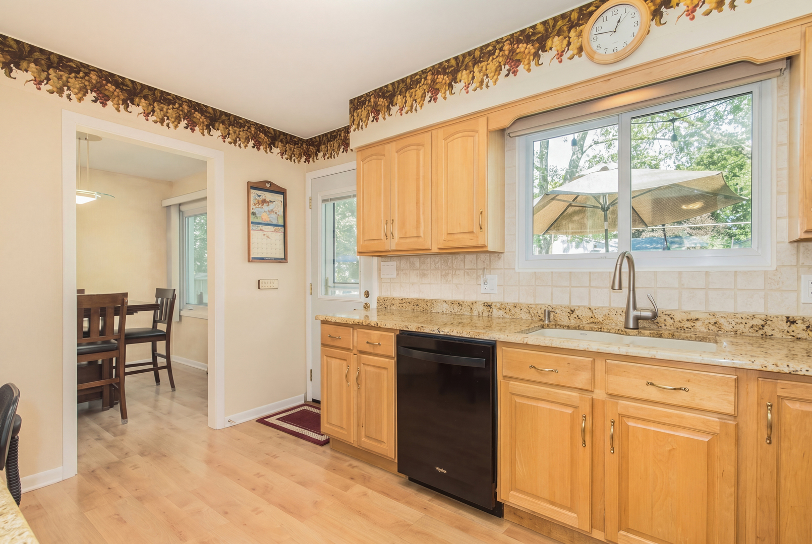252 W Pleasant Hill Boulevard Property Photo 9