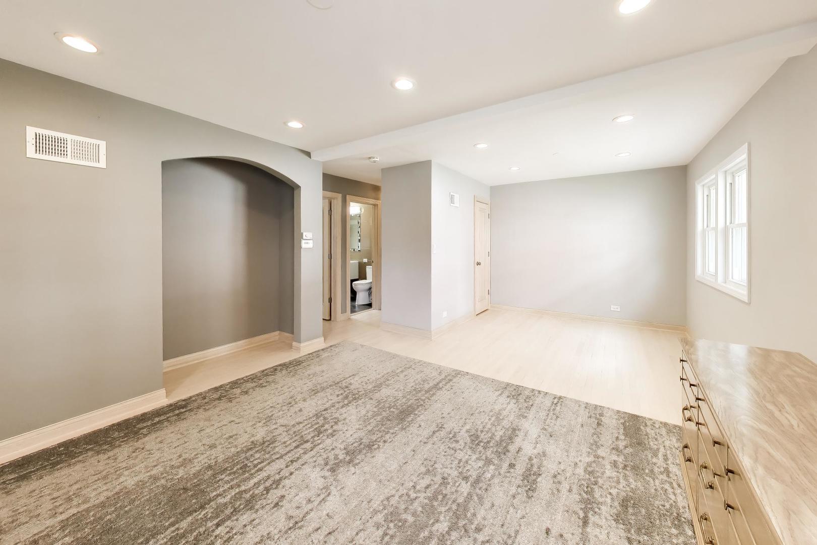 221 S Elmhurst Avenue Property Photo 10