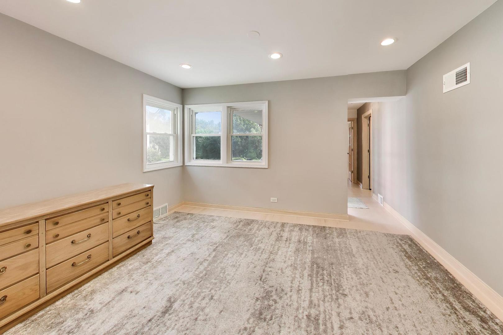 221 S Elmhurst Avenue Property Photo 13