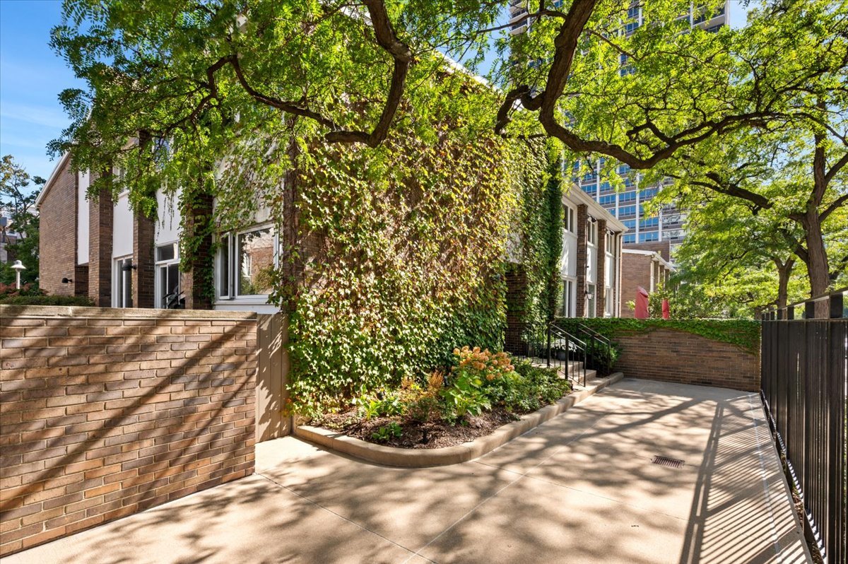 68 W Schiller Street Property Photo 2