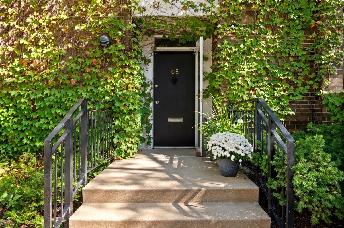 68 W Schiller Street Property Photo 3