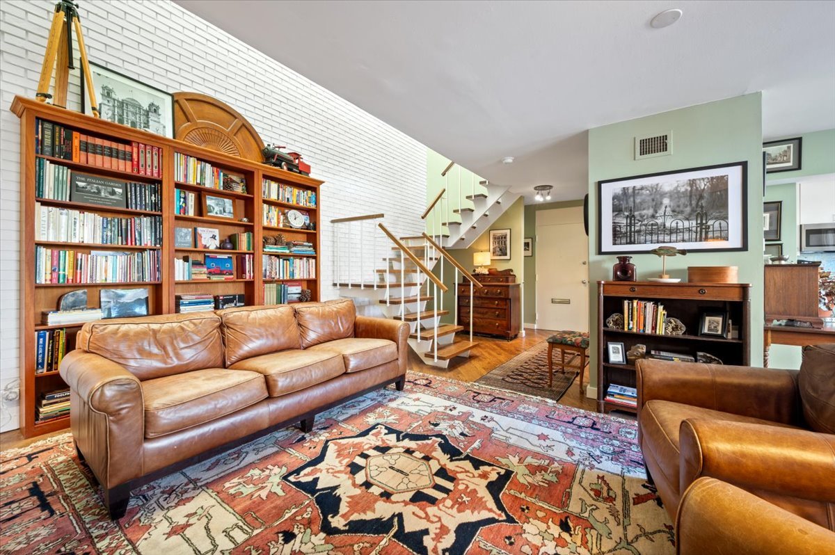 68 W Schiller Street Property Photo 6
