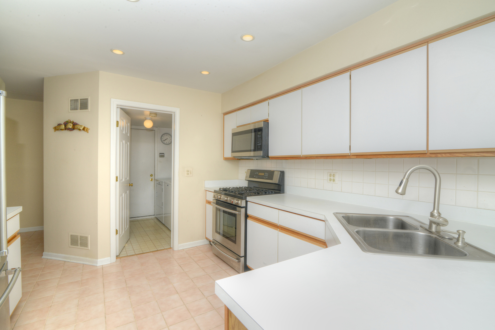 1050 Ridgefield Circle Property Photo 9