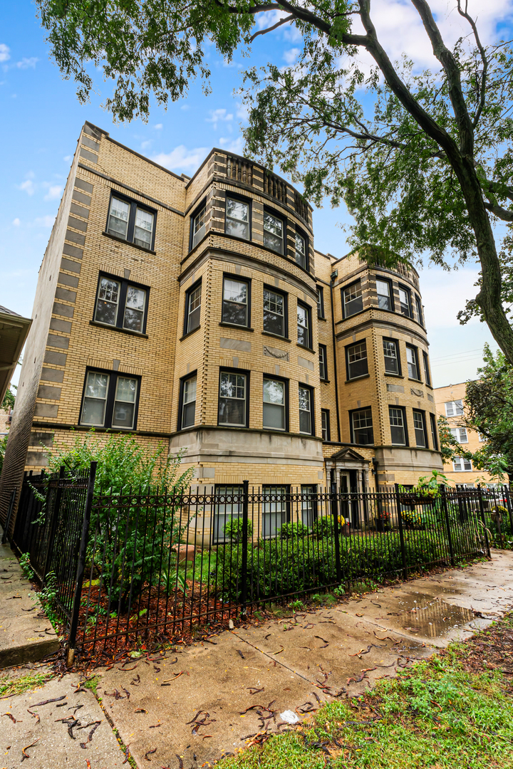 2021 W Arthur Avenue 2e Property Photo 1