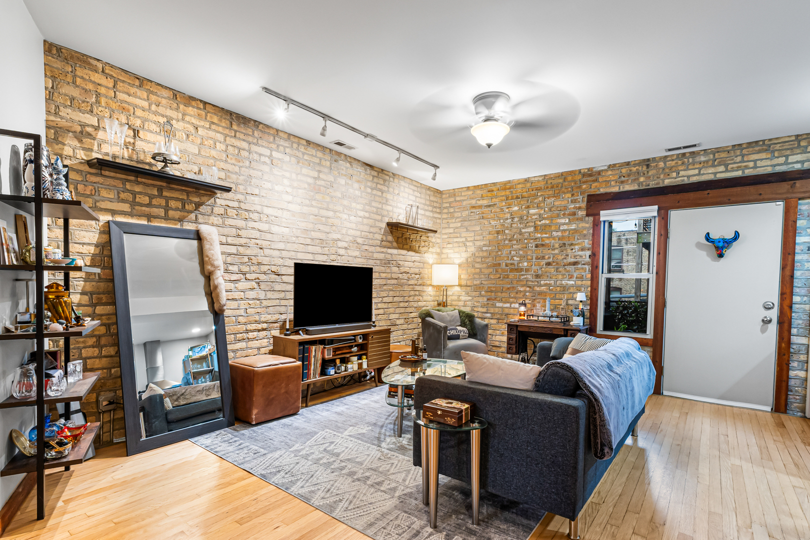 2021 W Arthur Avenue 2e Property Photo 3