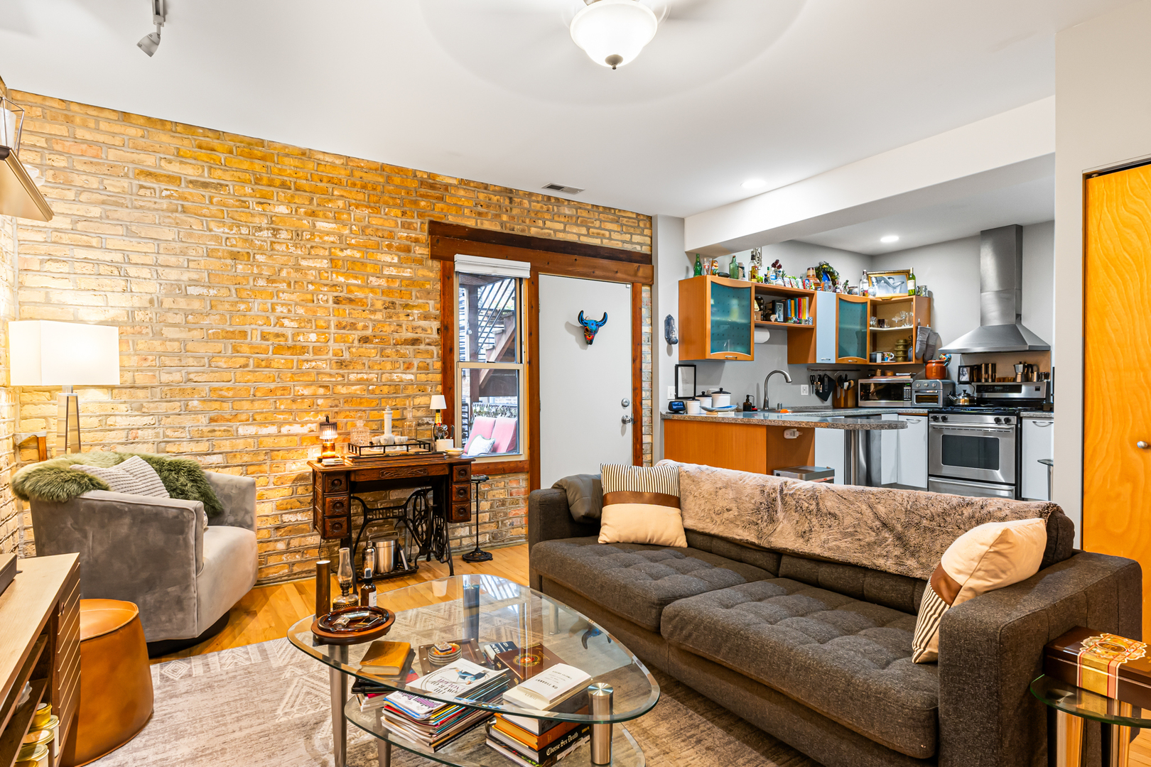 2021 W Arthur Avenue 2e Property Photo 4