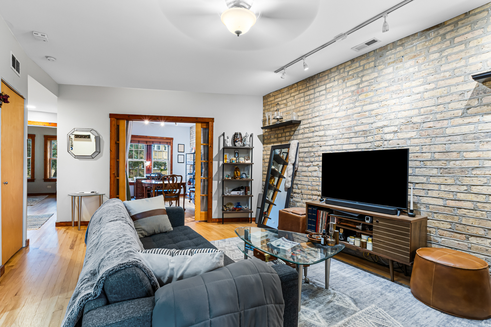 2021 W Arthur Avenue 2e Property Photo 8