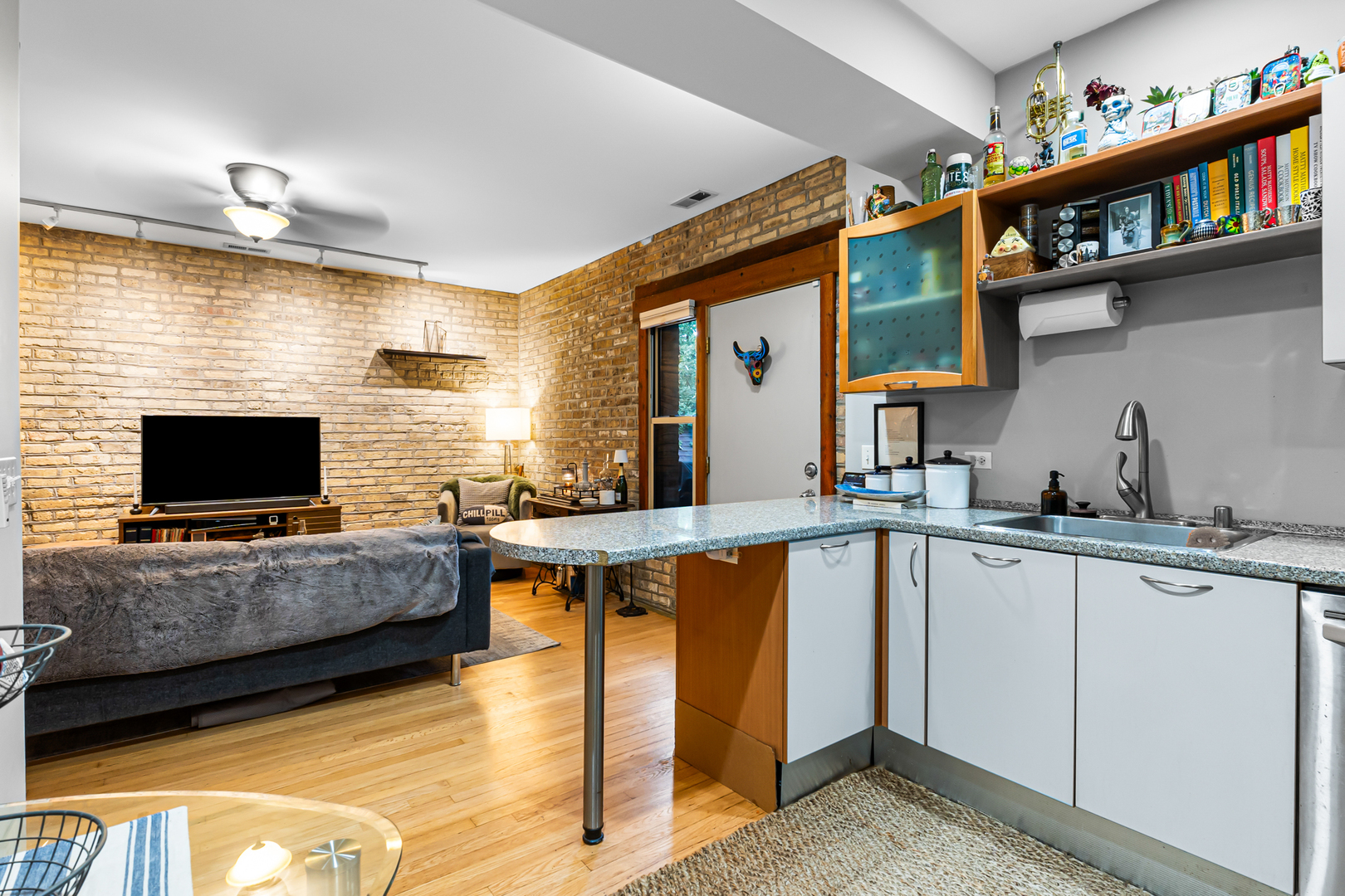 2021 W Arthur Avenue 2e Property Photo 9