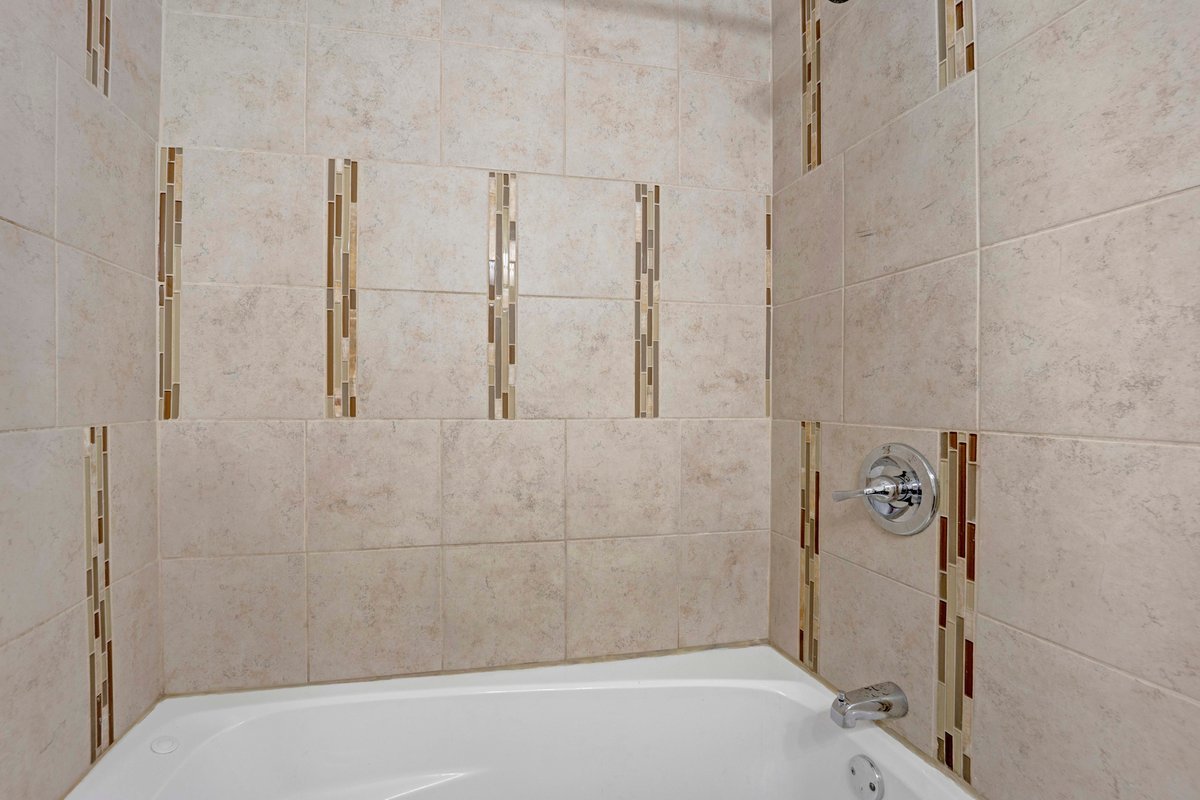 4627 S Saint Lawrence Avenue Property Photo 20