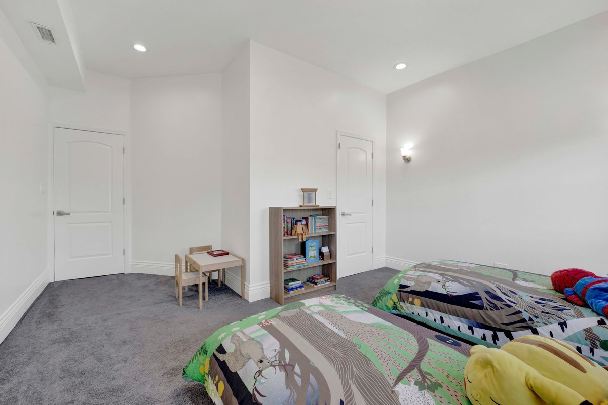 4627 S Saint Lawrence Avenue Property Photo 22