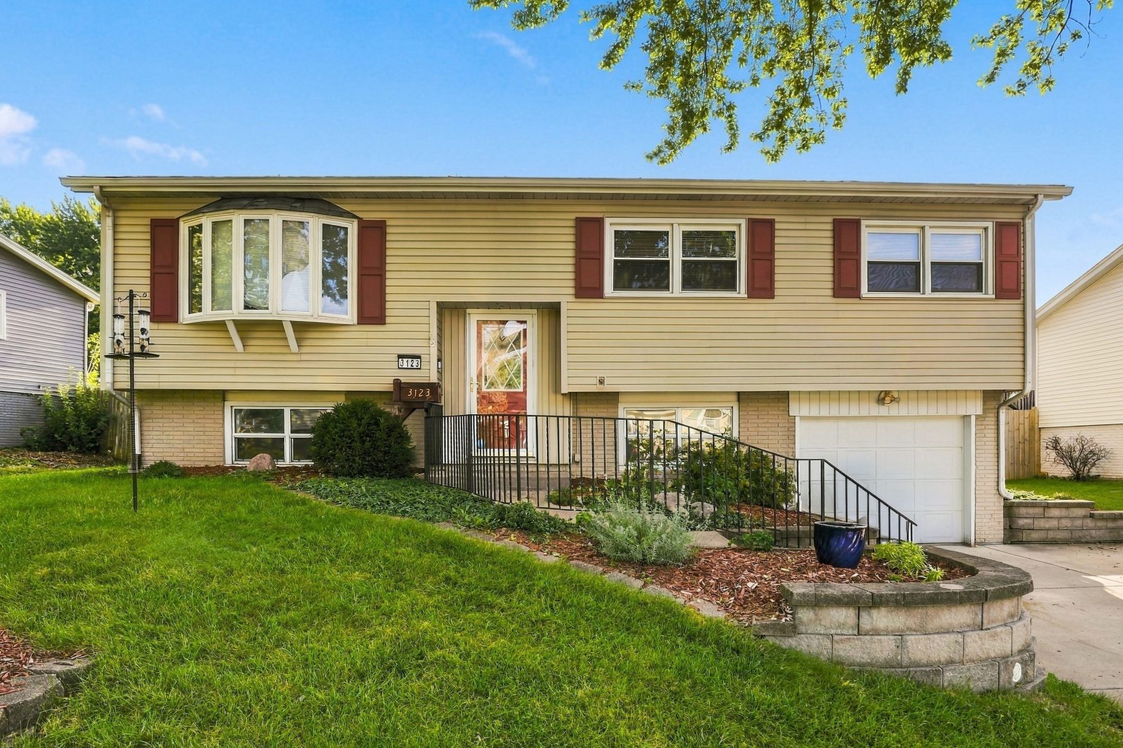 3123 Somerset Drive Property Photo 1