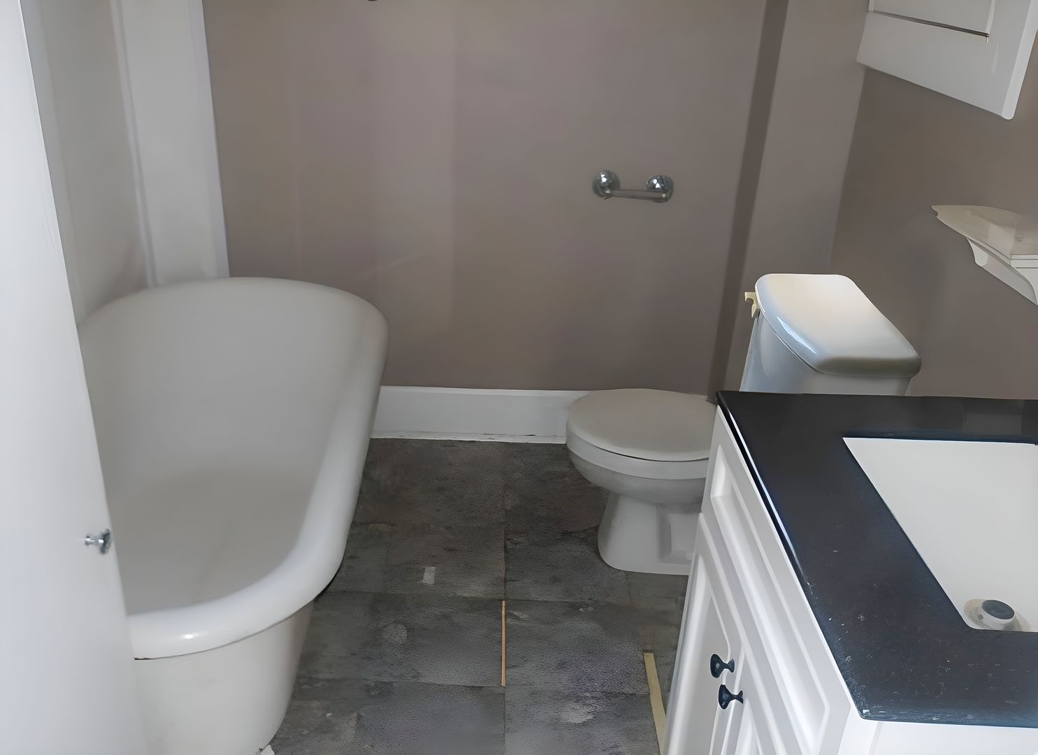 218 E Washington Street Property Photo 8