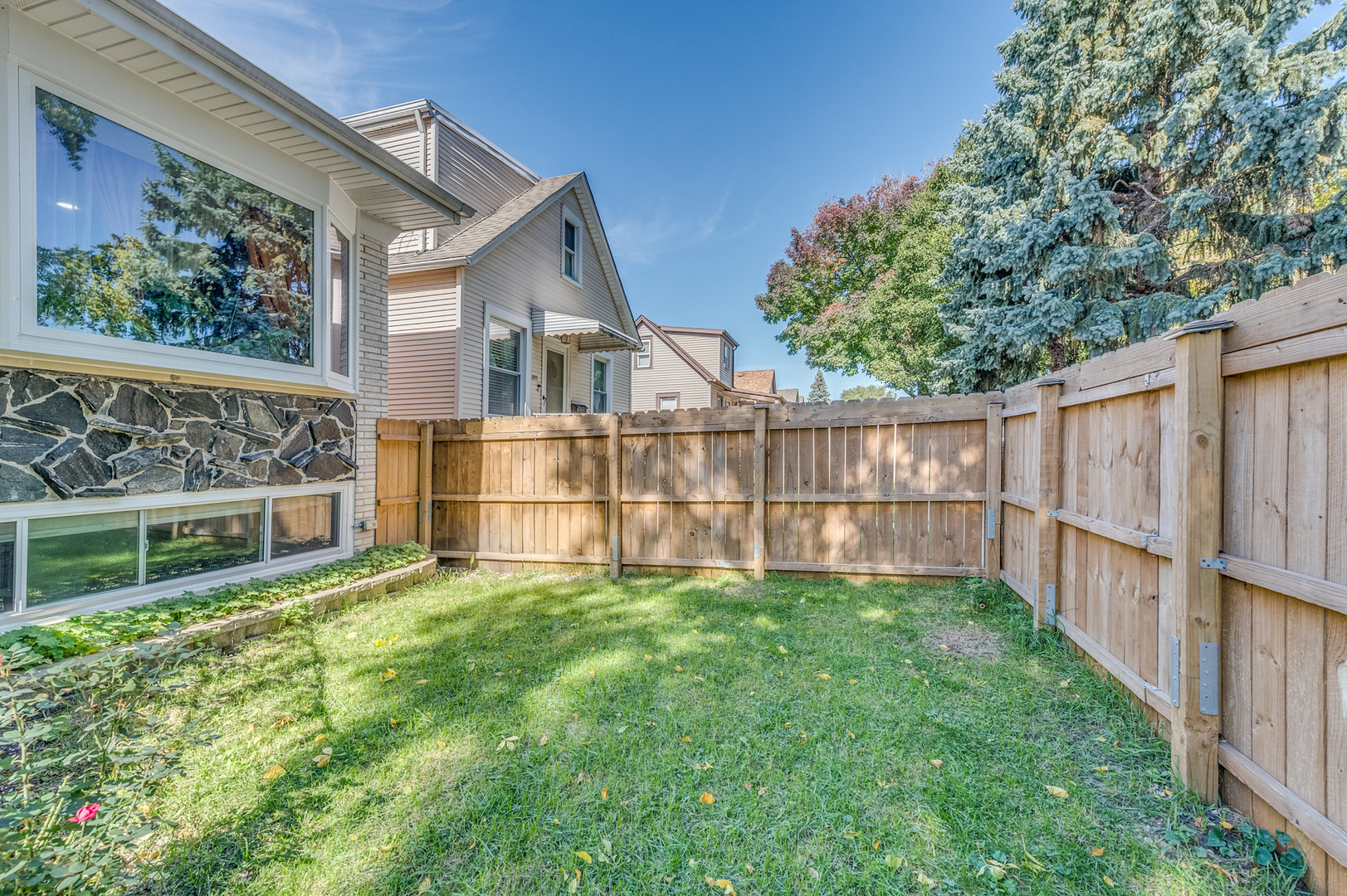 3218 N Nagle Avenue Property Photo 2
