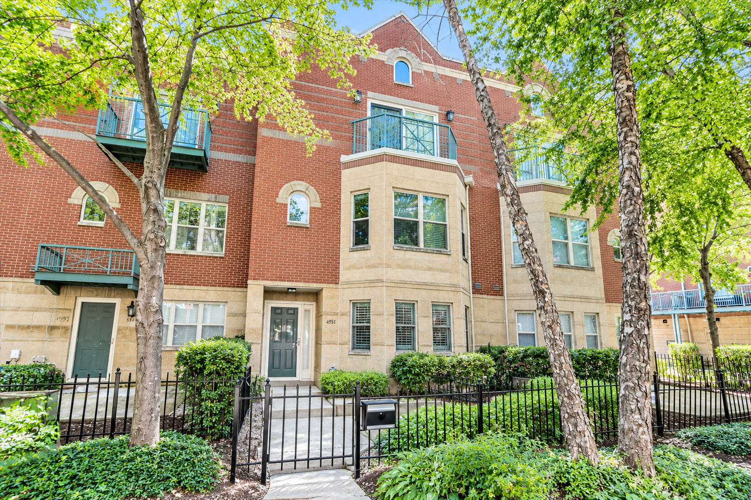 4530 S Woodlawn Avenue 305 Property Photo 1
