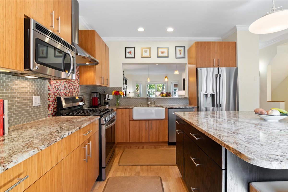 4530 S Woodlawn Avenue 305 Property Photo 5