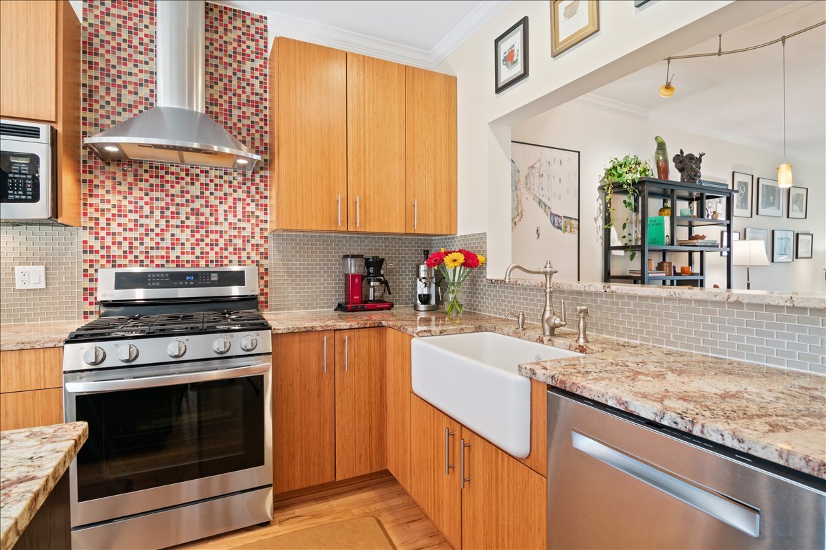 4530 S Woodlawn Avenue 305 Property Photo 6