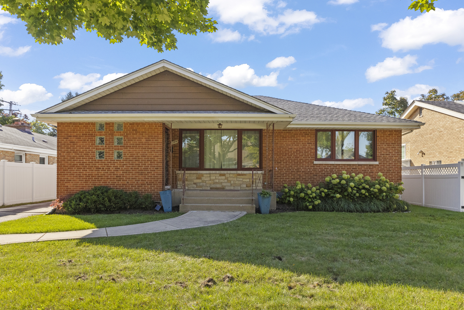 1944 Stratford Avenue Property Photo 1