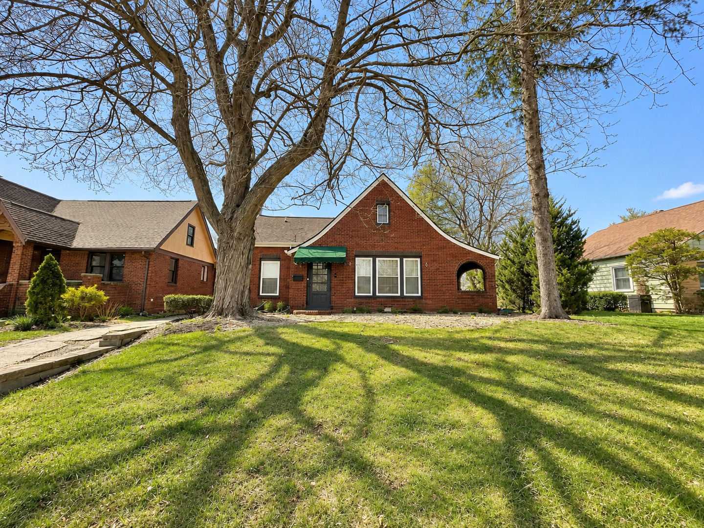 1906 N Gilbert Street Property Photo 1