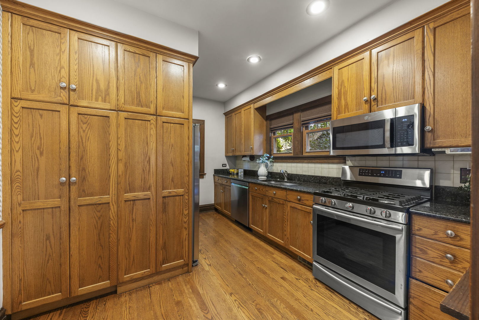 4821 Saratoga Avenue Property Photo 8