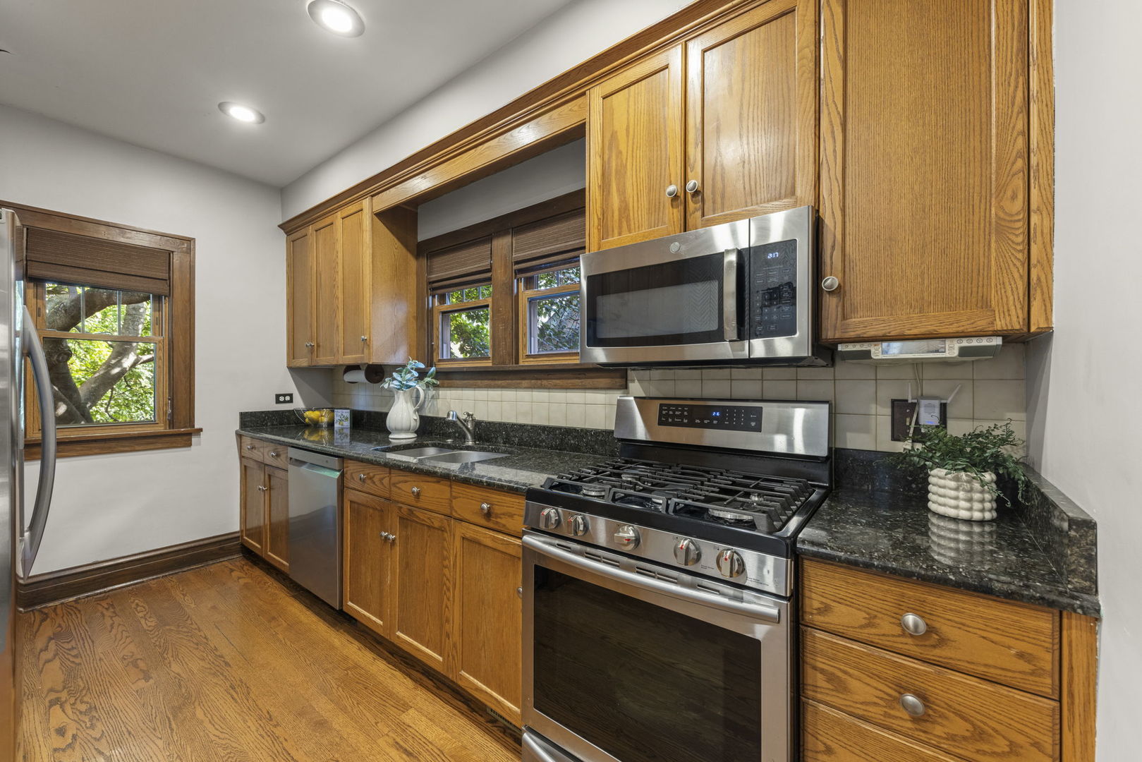 4821 Saratoga Avenue Property Photo 9