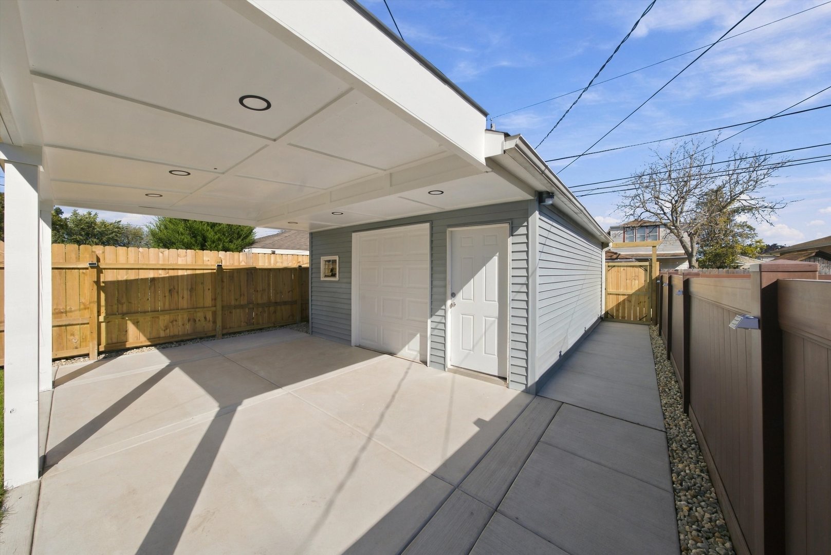 5711 S Mayfield Avenue Property Photo 3